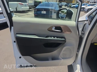 2023 Chrysler Voyager LX 121.6" WB – miniatura 9