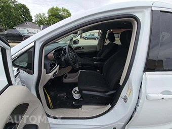 2023 Chrysler Voyager LX 121.6" WB - miniatura 3