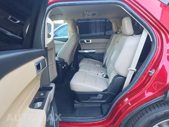 2023 Ford Explorer XLT – miniatura 9