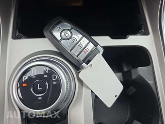 2023 Ford Explorer XLT - miniatura 8