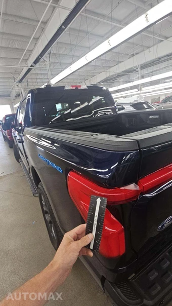2023 Ford F-150 Lightning LARIAT Crew Cab Short Bed - miniatura 24