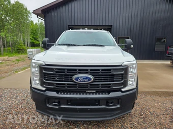 2023 Ford Super Duty F-450 Cab Chassis XL Regular Cab DRW - miniatura 11