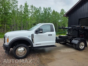2023 Ford Super Duty F-450 Cab Chassis XL Regular Cab DRW - miniatura 2