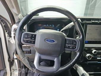 2023 Ford Super Duty F-450 LARIAT Crew Cab Long Bed DRW - miniatura 10