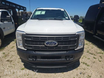 2023 Ford Super Duty F-550 Cab Chassis XL Regular Cab DRW - miniatura 2
