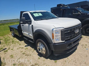 2023 Ford Super Duty F-550 Cab Chassis XL Regular Cab DRW - miniatura 3