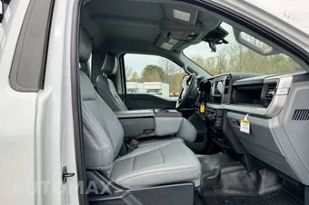2023 Ford Super Duty F-550 Cab Chassis XL Regular Cab DRW - miniatura 13