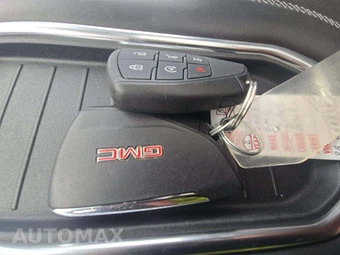2023 GMC Yukon Denali - miniatura 5