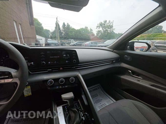 2023 Hyundai Elantra SE - miniatura 10