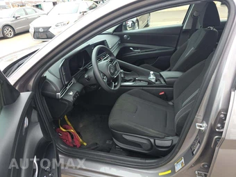2023 Hyundai Elantra SE - miniatura 3