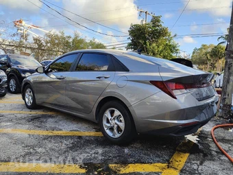 2023 Hyundai Elantra SE - miniatura 5