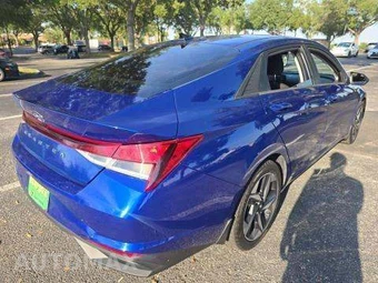 2023 Hyundai Elantra SEL – miniatura 3