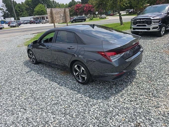 2023 Hyundai Elantra SEL - miniatura 2