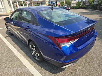2023 Hyundai Elantra SEL – miniatura 6