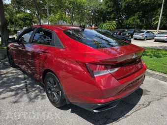 2023 Hyundai Elantra SEL - miniatura 3