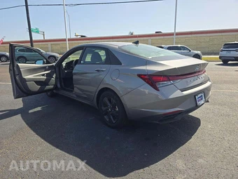 2023 Hyundai Elantra SEL - miniatura 2