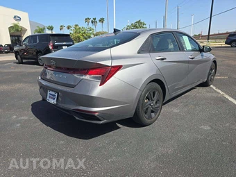 2023 Hyundai Elantra SEL - miniatura 3