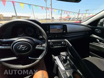 2023 Hyundai Elantra SEL - miniatura 10
