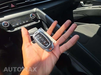2023 Hyundai Elantra SEL - miniatura 8