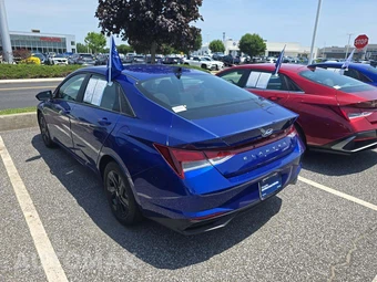 2023 Hyundai Elantra SEL - miniatura 2