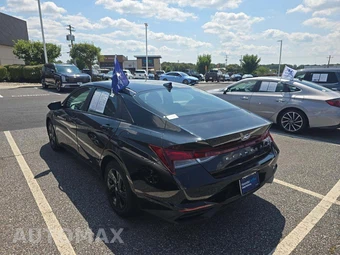 2023 Hyundai Elantra SEL - miniatura 2