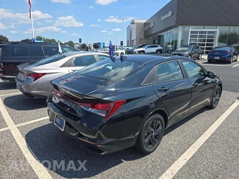2023 Hyundai Elantra SEL - miniatura 3