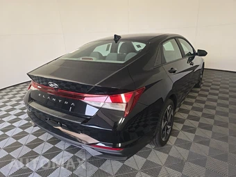 2023 Hyundai Elantra SEL - miniatura 4
