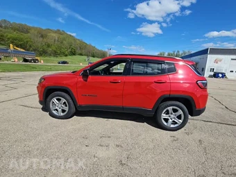 2023 Jeep Compass Latitude - miniatura 3