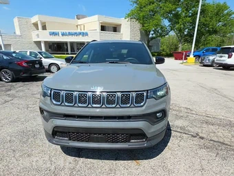 2023 Jeep Compass Latitude Lux - miniatura 2