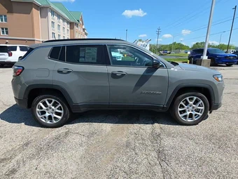 2023 Jeep Compass Latitude Lux - miniatura 5