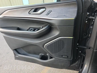2023 Jeep Grand Cherokee L Overland - miniatura 9