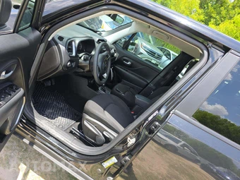 2023 Jeep Renegade Latitude - miniatura 3