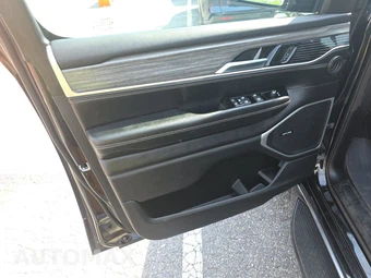 2023 Jeep Wagoneer L Series III - miniatura 9