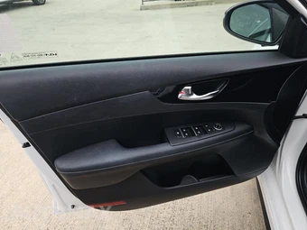 2023 Kia Forte GT-Line - miniatura 9