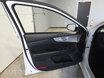 2023 Kia Forte LX - miniatura 9