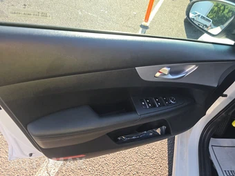 2023 Kia Forte LX - miniatura 9