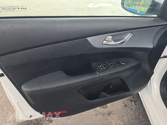 2023 Kia Forte LXS - miniatura 9