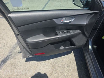 2023 Kia Forte LXS - miniatura 9