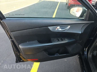 2023 Kia Forte LXS – miniatura 9