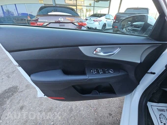 2023 Kia Forte LXS – miniatura 9