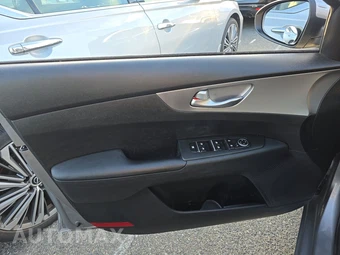 2023 Kia Forte LXS – miniatura 9