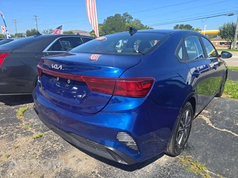2023 Kia Forte LXS - miniatura 3