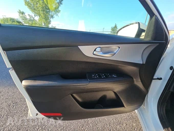 2023 Kia Forte LXS - miniatura 9