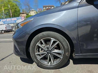2023 Kia Forte LXS – miniatura 8