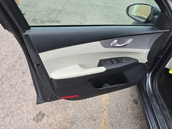 2023 Kia Forte LXS - miniatura 9