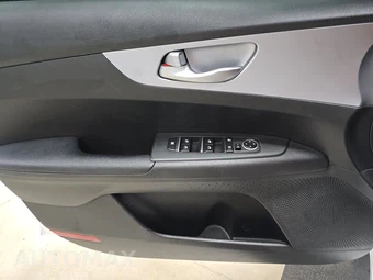 2023 Kia Forte LXS – miniatura 9