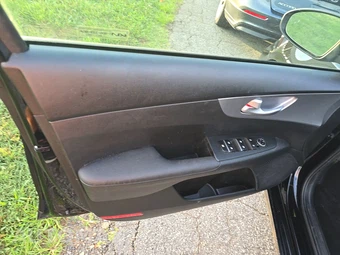 2023 Kia Forte LXS – miniatura 9