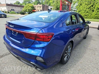 2023 Kia Forte LXS - miniatura 3