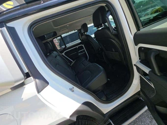 2023 Land Rover Defender 110 S – miniatura 16