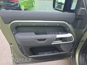 2023 Land Rover Defender 110 S – miniatura 9